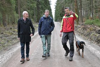 Gute Nachricht für Biker im Erzgebirge: Forst richtet beliebten Radweg wieder her - Der Radweg verbindet Sosa und Johanngeorgenstadt. Um seine Bedeutung wissen Eibenstocks Bürgermeister Uwe Staab (links) und André Oswald, Bürgermeister von Johann’stadt. Clemens Weiser (r.) von Sachsenforst hat den Weg übergeben.