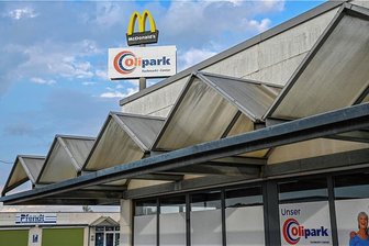 Gute Nachricht für den Olipark: Neuer Sparkassenautomat kommt und Weg frei für neue Bebauung - Blick auf den Olipark in Oberlichtenau. Dort steht die Hälfte der Geschäfte leer. Das soll sich jetzt ändern. 