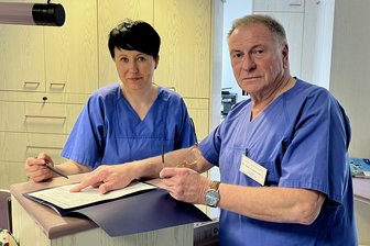Gute Nachricht für Patienten im Erzgebirge: Neuer Hautarzt eröffnet Praxis - Dr. Lutz Engelmann ist nach Schneeberg gewechselt, hier mit Dina Poguntke.