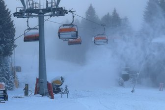 Gute Nachricht für Skifahrer im Erzgebirge: Nächstes Skigebiet öffnet - Auf dem Keilberg liefen die Schneekanonen am Donnerstag auf vollen Touren. Am Freitag wird die erste Piste für alpine Skifahrer freigegeben.