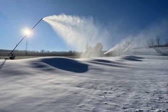 Gute Nachricht für Skifreunde: Plauberg-Piste in Falkenau offen - Der Skihang Falkenau, hier ein Archivfoto von der Beschneiung, hat ab 21. Februar 2025 wieder geöffnet.