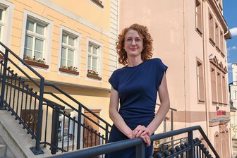 Gute Nachricht für Stadt im Erzgebirge: Neue Hausärztin öffnet Praxis Anfang Oktober - Emily Günther vor dem Gebäude Markt 13/14 in Lößnitz, in dem ihre Praxis eingerichtet wird.