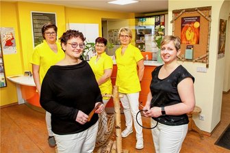 Gute Nachrichten für Leubsdorfer: Neue Ärztin kommt in den Ort - Persis Würsig (links) und Katharina Lippold mit ihrem Schwesternteam in der Praxis im Lindenhof. 