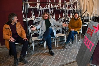 Gute Nachrichten im Komplex-Theater - Improvisation ist essenziell für ein freies Theater: Alexej Vancl, Heda Bayer und Laura Kaiser (von links) gehören zum Kern des Taupunkt-Vereins, der das Komplex-Theater an der Zietenstraße betreibt.