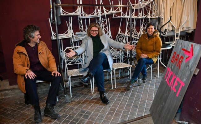 Gute Nachrichten im Komplex-Theater - Improvisation ist essenziell für ein freies Theater: Alexej Vancl, Heda Bayer und Laura Kaiser (von links) gehören zum Kern des Taupunkt-Vereins, der das Komplex-Theater an der Zietenstraße betreibt.