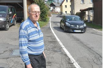 Gute Nachrichten: Mittelsachsens schlimmste Holperpisten sollen saniert werden - Konrad Eberlein wohnt seit den 1970er-Jahren hier an der Ortsdurchfahrt Niedersaida. Die Straße ist wegen der Schäden sehr laut. Die Anwohner kämpfen daher für eine Sanierung.
