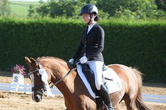 Gute Noten für Reiter und Veranstalter - Die 15-jährige Joelina Rudolph aus Zwönitz nutzte das Turnier des RSV Weißbach zur Vorbereitung auf die Deutsche Meisterschaft. 