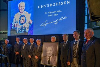 Gute Reise, Sigmund Jähn! Wegbegleiter gedenken des ersten Deutschen im All - An Raumfahrern ist die spezifische Dichte im Vogtland oft enorm hoch - dank Sigmund Jähn. Die deutschen Astronauten Gerhard Thiele, Ulrich Walter, Hans Schlegel, Ernst Messerschmid, Reinhold Ewald, Ulf Merbold (wie Jähn gebürtiger Vogtländer), Thomas Reiter, Klaus-Dietrich Flade sowie der sowjetische Kosmonaut Waleri Korsun (von links) kamen auch posthum zu Jähns Ehren in dessen Geburtsort Morgenröthe-Rautenkranz.