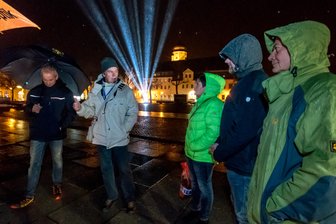 Ulrich Classen (2.v.l.) führte zur shoppingnacht trotz Regens sieben Interessierte etwa eine Stunde lang durch die Stadt und legte dabei die Stadtgeschichte Marienbergs dar.