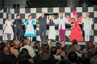 Gute Schachzüge: Warum die Komödie „Mirandolina“ im Plauener Theaterhof ankommt - Super Team: Regisseur Roland May (Mitte) mit Schauspielern in Bestform - Johanna Franke, Daniel Koch, Claudia Lüftenegger, Hanif Idris, Rüdiger Hellmann, Ute Menzel und Friedrich Steinlein (von links).