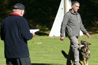 Gute Spürnase bewiesen - Vor den Augen von Leistungsrichter Harald Wolf absolviert Axel Wagner mit seinem Schäferhund die Begleithundeprüfung. Am Ende durfte sich der Oederaner über die Einschätzung "sehr gut" freuen.