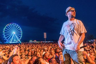 Gute Stimmung, brütende Hitze und lange Schlangen: So war der dritte Tag auf dem Highfield - Eine Bank: Die Beatsteaks