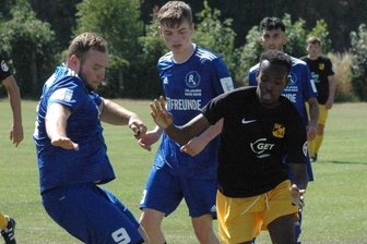 Gute Tests mit vielen Toren - Geringswaldes Mohammad Hoshow (r.), hier im Duell mit dem Göritzhainer Philipp Hielscher, sorgte mit seinem Tor zum 4:0 für den klaren Endstand zugunsten der Gastgeber.