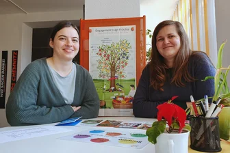 Gute Vorsätze, gute Taten: Wo werden in Chemnitz Ehrenamtliche gesucht? - Romy Paulig (li.) vom Freiwilligenzentrum und Cindy Paukert von der Bürgerinitiative Chemnitz kennen sich aus bei allen Fragen rund ums Ehrenamt.