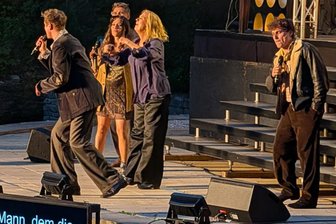 Gute Zahlen für die Theater Chemnitz: Volle Ränge, große Klänge und neue Pläne - Ausgelassene Stimmung auf der Chemnitzer Küchwaldbühne am Donnerstagabend. Gegeben wurde der Bob-Dylan-Abend: „Rolling Thunder.