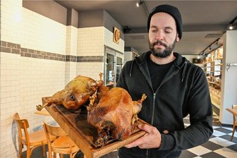 Guten Appetit: Zum Fest wird's traditionell auf den Tellern der Chemnitzer - Eric Heim mit zwei Gänsebraten. Sie stammen aus einer Kooperation mit dem Bio-Landwirtschaftsbetrieb "Bunte Kuh". 