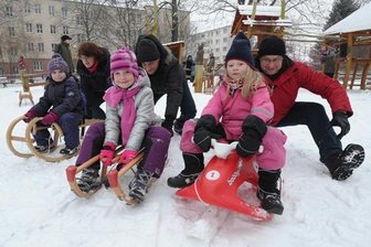 Guten Rutsch! Schlittenfahren in und um Chemnitz - Die beliebtesten Schlitten der Chemnitzer sind die Hörner- und Holzschlitten oder aber auch die Plastikrodler. Für Fiona, Katharina und Stina (von links) spielt das Gefährt jedoch keine Rolle. Den langen Rodelhang auf dem Gerhart-Hauptmann-Platz düsen die Mädchen mit jedem fahrbaren Untersatz hinunter.