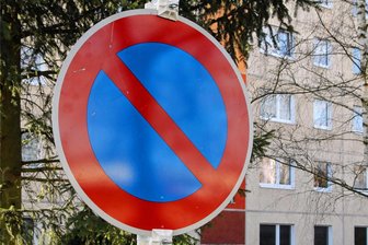 Gutenbergstraße in Bad Elster: Baumfällungen bereiten Sanierung vor - Ein Parkverbot wird es für die Dauer der Baumfällungen an der Gutenbergstraße in Bad Elster geben.