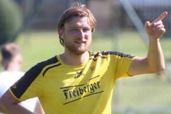 Guter Dinge an Hausaufgaben - Blick nach vorn: BSC-Torjäger Tommy Gommlich, der zum Auftakt in Freital alle drei Tore für die Freiberger erzielte, und seine Teamkollegen visieren gegen Possendorf den ersten Sieg der neuen Saison an. 