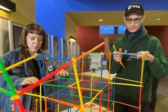 "Guter Mathematikunterricht ist kein Knöpfchendrücken" - Judith Haase und Sebastian Esche probierten sich im Foyer des Zentralen Hörsaalgebäudes aus.