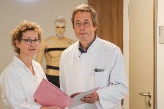 Guter Schlaf: Warum ein Chemnitzer Arzt empfiehlt, sich jetzt schon auf die Zeitumstellung vorzubereiten - Chefarzt Prof. Stefan Hammerschmidt ist am Klinikum Chemnitz auch für den Bereich Schlafmedizin verantwortlich. Beate Horn leitet das Chemnitzer Schlaflabor.