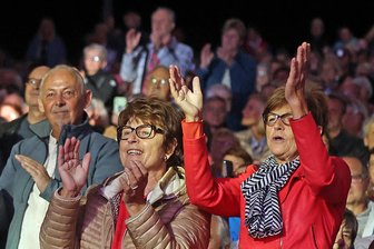 Guter Sound, aber was ist mit den Texten los? Wie die teure Technik im Plauener Parktheater jetzt besser werden soll - So sieht Begeisterung im Parktheater aus: Als Karat spielte, riss es Fans von den Sitzen.