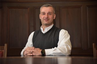 Gutes Omen für den Adorfer Bürgermeister? Der Wahltag im nächsten Jahr fällt auf den Geburtstag von Rico Schmidt (SPD) - Seit 2011 ist Rico Schmidt (SPD) Bürgermeister von Adorf. An seinem 49. Geburtstag am 25. Mai 2025 stellt sich das Stadtoberhaupt zur Wiederwahl.