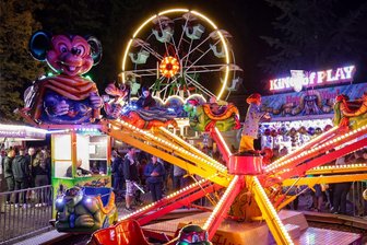 Gutes Schaustellerangebot lockt viele Besucher auf die Gersdorfer Kirmes - Vor allem bei Nacht boten die Fahrgeschäfte in Gersdorf ein farbenfrohes Spektakel.