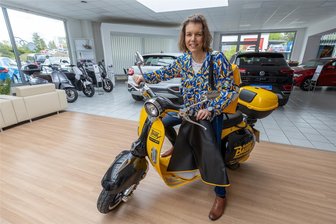 Gutes tun fürs Vogtland: Diese Unternehmerin will mehr als Autos in Rodewisch verkaufen - Großes Bekenntnis zum Vogtland: Auch der E-Roller wurde extra in den Vogtland-Farben Gelb-Schwarz lackiert. Antje Vanheiden erweist sich als Mäzenin für Sportvereine, Kinder und Jugendliche sowie Künstler. All das hilft, die Region zu stärken. Darin sieht die Geschäftsfrau die Aufgabe von Klein- und Mittelstand.