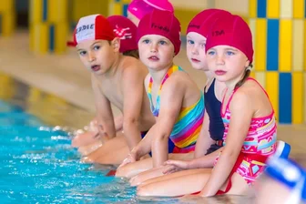 Gutscheine lösen nicht alle Probleme - Die ausgebildeten Schwimmlehrer wissen sehr gut, wie sie die Minis am Beckenrand bei Laune halten. Im warmen Wasser sei es auch leichter, als im Freibad, sagt Vereinschef Alexander Steiner. 