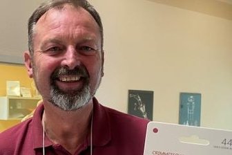 Gutscheine: Zahnarzt zieht vier Stück - Zahnarzt Christian Richter hat sich für seine Schwestern vier Geschenkgutscheine geholt.