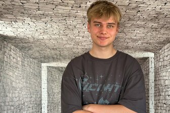 Gymnasiast aus Chemnitz: 10. Klasse verlief weniger stressig als behauptet - Steven Gläser beendet die 10. Klasse am Evangelischen Gymnasium Leukersdorf mit sehr guten Noten. In den Sommerferien stehen Familienurlaub und Ferienjob an, aber er freut sich auch auf die Fußball-EM. Die Spiele der deutschen Mannschaft werde er sich sicher gemeinsam mit Freunden anschauen, sagt er.