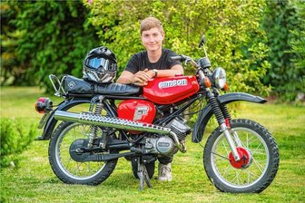 Gymnasiast aus Neukirchen: An meiner Schule ist Simson Kult - Max Seidel hat seinen Mopedführerschein gemacht und ist jetzt stolzer Besitzer einer Simson S 51. Mit ihr fährt er zur Schule nach Stollberg und ist gern auch mit Freunden unterwegs, die überwiegend ebenfalls Simson-Fahrer sind.