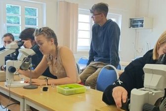 Gymnasiasten auf den Spuren Gerhart Hauptmanns - Die Schüler des Regenbogen-Gymnasiums Augustusburg nutzten auch die Ausstattung der Biologischen Station Hiddensee.