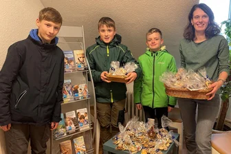 Gymnasiasten backen in Rochlitz für den guten Zweck - Theo Glöckner (v. l.), Oskar Böttcher und Dominic Ahnert überreichten Plätzchen an Lisa Haubold (Diakonie).