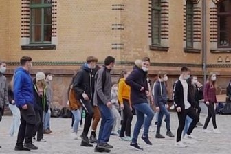 Gymnasiasten drehen Tanz-Video zur Pandemie - Schüler des Stollberger Carl-von-Bach-Gymnasiums bei der Jerusalema-Dance-Challenge.