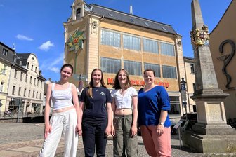 Gymnasiasten erkunden wechselvolle Geschichte des Reichenbacher Kinderkaufhauses - Ylen Freytag, Timea Rusch, Joy Weller und Lehrerin Silvia Spröte (v. l.) vorm Kinderkaufhaus.