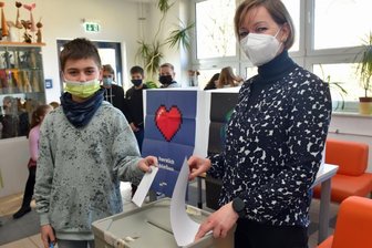 Gymnasiasten haben jetzt die Wahl - Im Regenbogengymnasium Augustusburg war die erste Runde zur Wahl "Schule ohne Rassismus - Schule mit Courage". Dominik aus der 7. Klasse wirft seinen Wahlzettel in die Urne, betreut von Juliane Rismondo.