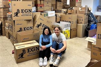 Gymnasiasten helfen Ukraine - Lena Tran (links) und Paula Kunze.