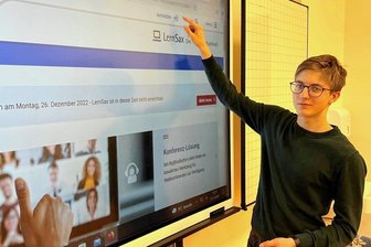 Gymnasiasten in Crimmitschau sagen: Tschüss Kreide! - Kreidetafel war gestern: Paul Görner, der die 12. Klasse des Julius-Motteler-Gymnasiums besucht, kann professionell die digitalen Tafeln bedienen. Berufsziel des Glauchauers: Maschinenbauingenieur.