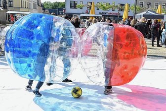 Gymnasiasten rocken den Oelsnitzer Markt - Für einen belebten Markt mal außerhalb von Markttag und Sperkenfest sorgten Oelsnitzer Gymnasiasten. Zum Programm gehörte Bubble Soccer...
