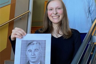 Gymnasiastin: Vergesst nicht den Oscar Schindler von Reichenbach - Auch Willy Rudolf Foerster ist hier zur Schule gegangen: Kim Kretzschmann zeigt im Aufgang zur Aula ihres Helden.