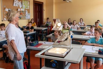 Gymnasien und Oberschulen noch nicht in der Bredouille - Annett Deutrich unterrichtet am Mathesius-Gymnasium in Rochlitz Schüler der Klasse 5/4 in Biologie.