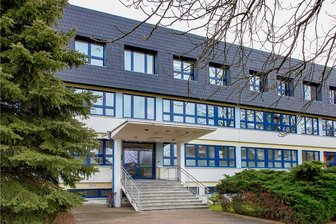 Gymnasium Augustusburg: Anzahl der Coronafälle steigt - Das Regenbogengymnasium in Augustusburg bleibt bis zum 30. Junigeschlossen, nachdem dort bisher insgesamt zwölf Schüler und eine Lehrerin positiv auf das Coronavirus getestet worden sind.