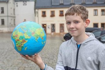 Gymnasium Burgstädt: Talenteschmiede für Geografie-Asse - Von Burgstädt in die weite Welt: Moritz Pucklitzsch hat die Geografie-Olympiade am Burgstädter Gymnasium gewonnen. Symbolisch für sein Interesse hat er seinen Online-Globus mit auf den Marktplatz genommen.