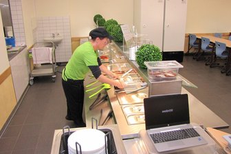 Gymnasium Hartha: Schaden noch nicht behoben - Die Mensa ist wieder in Betrieb, der Schaden an einer Wasserleitung noch nicht behoben.