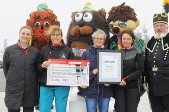Gymnasium in Oberwiesenthal zum zweiten Mal die beste Eliteschule des Landes - Laura Hohmann-Kießler vom DOSB, Gymnasiumsschulleiterin Ute Ebell, Oberschulleiterin Simone Seibt, Internatsleiterin Heidi Kowarik und Ulrich Schaarschmidt von den Bergbrüdern Thum (von links) stellten sich in Oberwiesenthal dem Fotografen.
