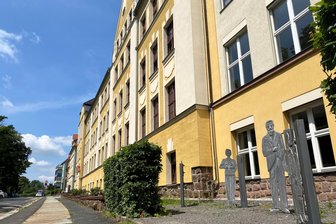 Gymnasium Mittweida stellt sich mit Lotsen, Chor und jungen Schauspielern vor - Das Mittweidaer Gymnasium am Schwanenteich.