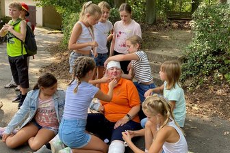 Gymnasium Penig: Erlebnistag hilft Fünftklässlern beim Schuleinstieg - Die Fünftklässler vom Gymnasium kümmern sich um die „verletzte“ Radfahrerin Virginie Löhrmann.