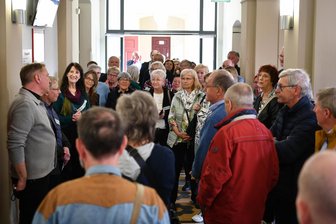 Gymnasium Rochlitz - 50-Jahre-Abi-Jahrgang auf Erinnerungstour: „Die Doppelstockbetten haben schrecklich geklappert“ - Die Abiturienten von 1975 kamen nach 50 Jahren an ihre alte Wirkungsstätte zurück: an das Rochlitzer Gymnasium.